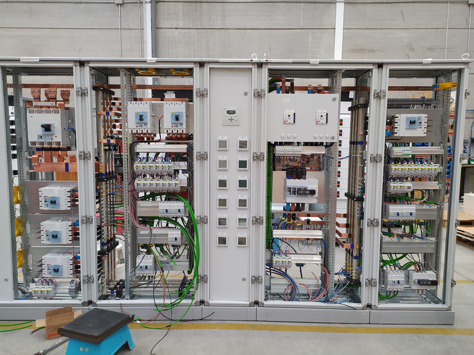 Una persona está conectando un cable rojo a un servidor.