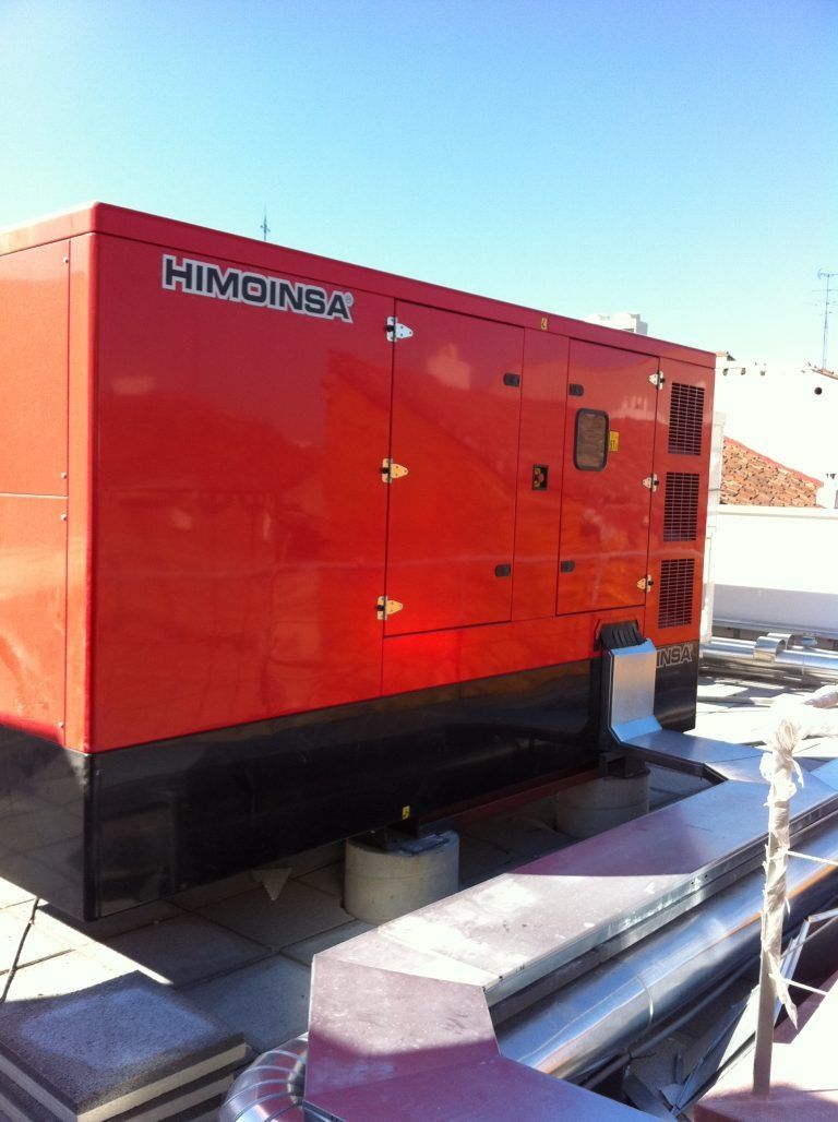 Un generador Himoinsa rojo está en la parte superior de un barco.