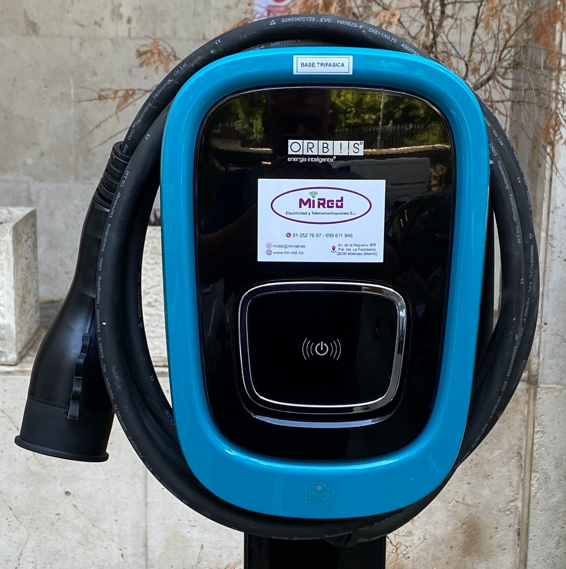 Una estación de carga negra y azul que dice mrad.