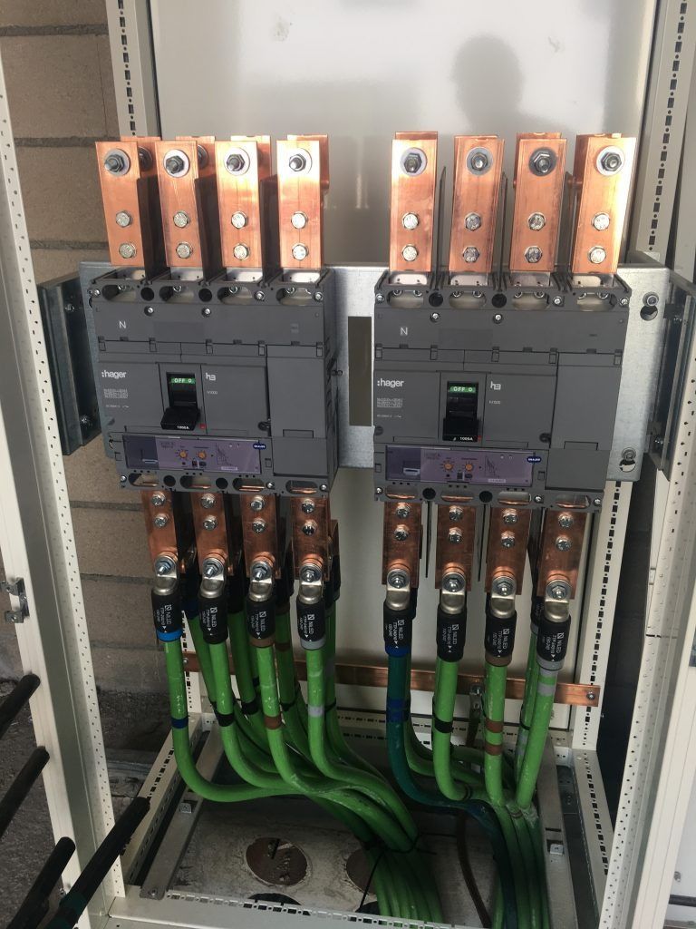 Una caja eléctrica con un montón de cables saliendo de ella