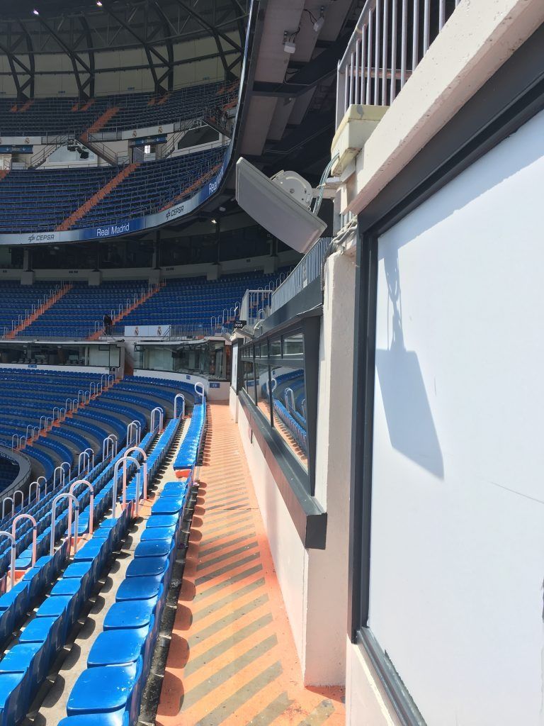 Una torre muy alta con un cielo azul al fondo.