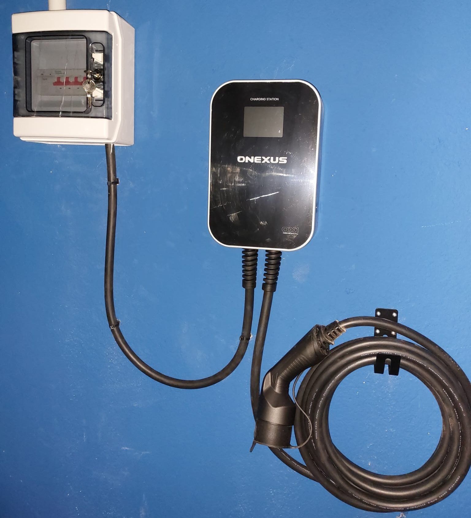 Un dispositivo que tiene la palabra omekas