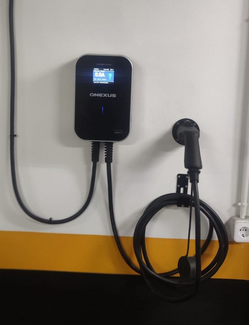 Un dispositivo montado en la pared que dice ok