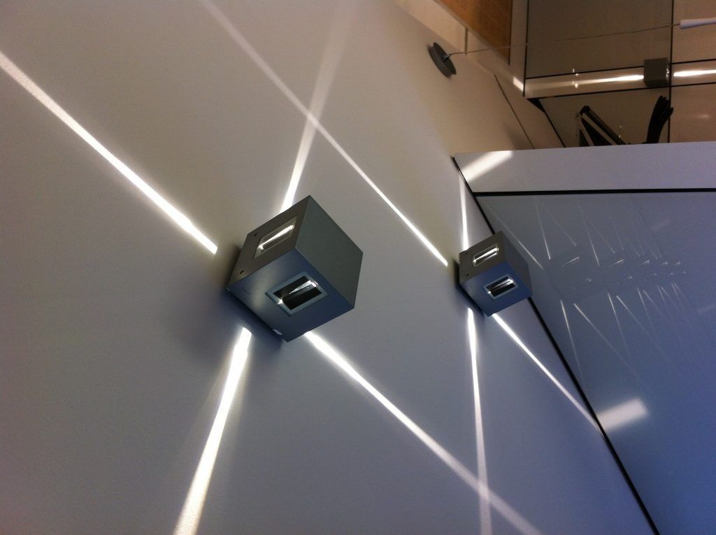 Una pared blanca con algunas luces.